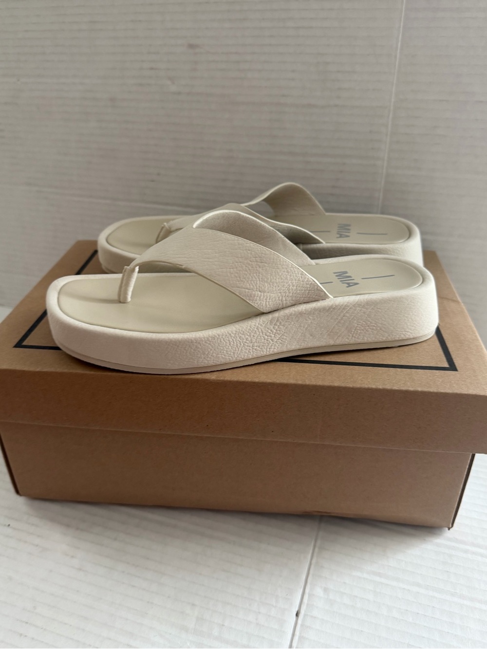 MIA Women's Pamelia Platform Thong Ecru Sandals shoes size 6